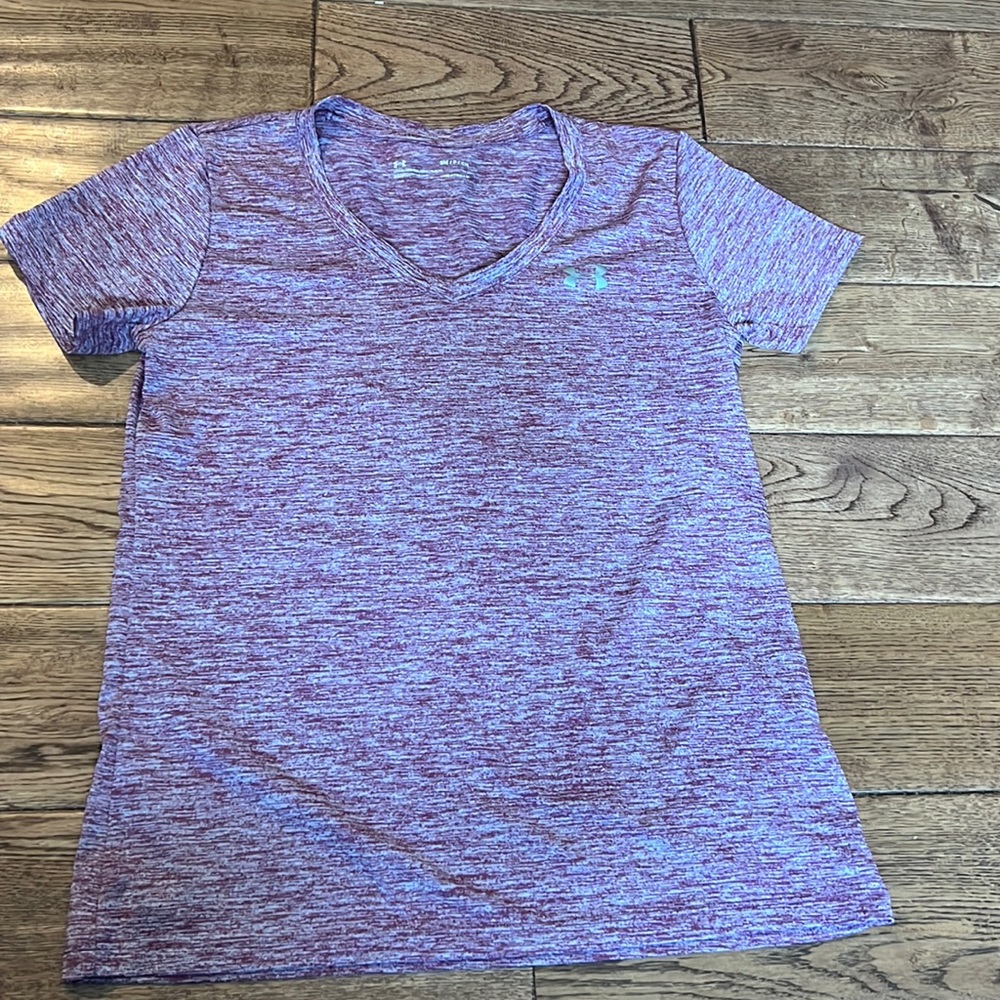 Women’s size small Under Armour heat gear tee